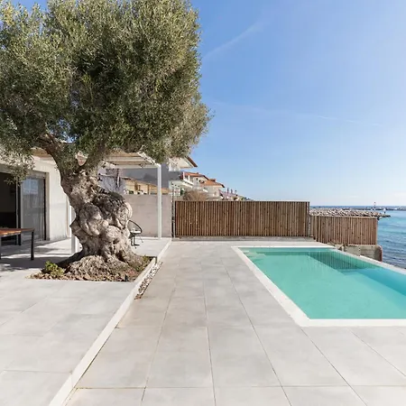 Melivia Seafront וילה *